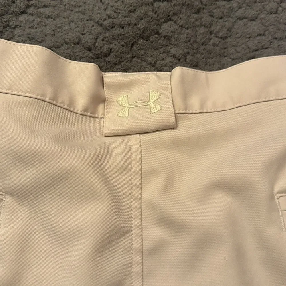 Under Armour Off White Golfing Shorts Size 40 Men’s